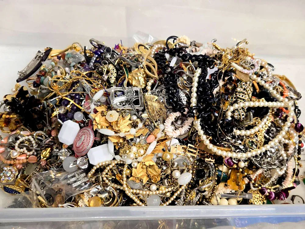 大量のイミテーションアクセサリーをお買取りいたしました！約8.5kg！