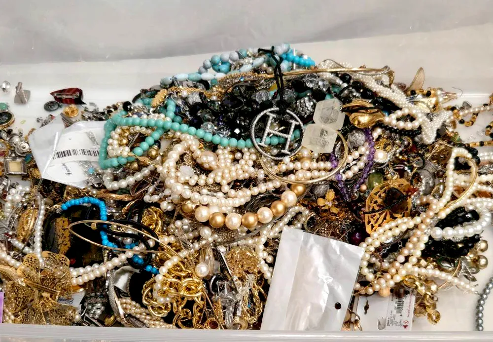 ボリューム感のあるイミテーションアクセサリー約10kg