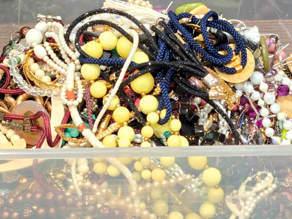 5.06kgのアクセサリーを買取！レトロモダンな色彩とデザインが魅力