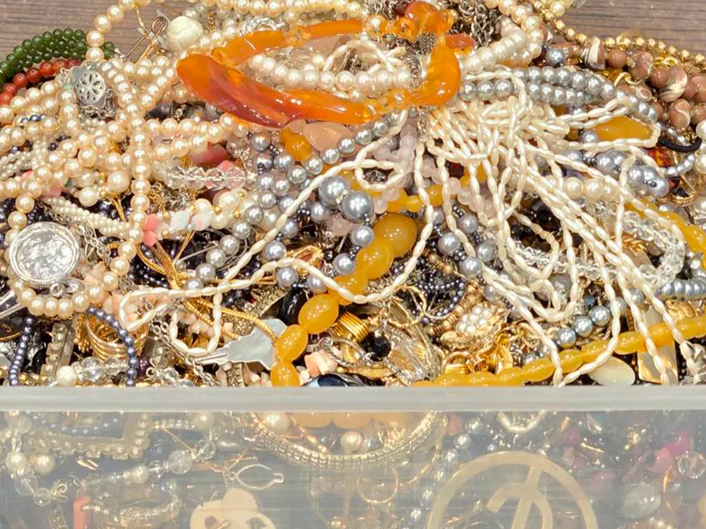 5.34kgの大量アクセサリーを買取！大粒の琥珀風パーツが光る逸品揃い