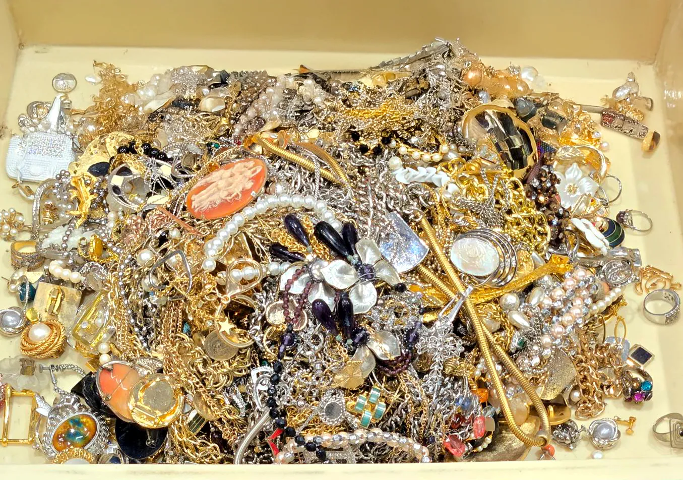 カメオ風ブローチや繊細な意匠が光る！総重量7kg超のヴィンテージ・イミテーションを91,000円で買取