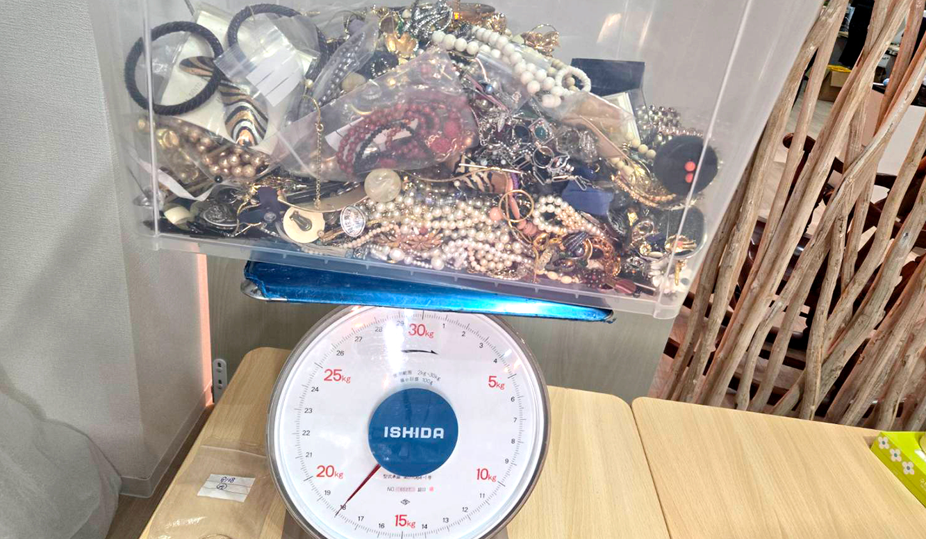 【買取実績】総重量53.8kg！衣装ケースいっぱいのイミテーションアクセサリーを55万円でお買取り