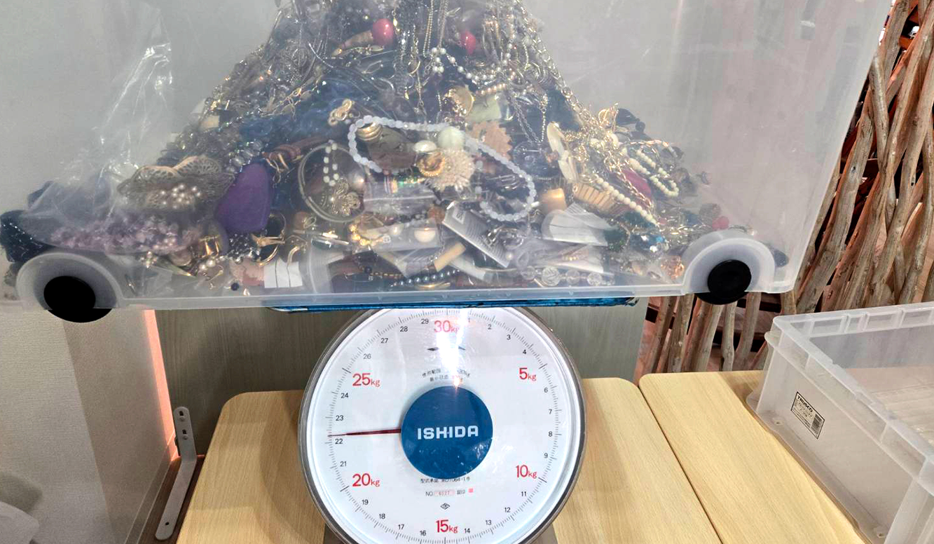 【買取実績】総重量53.8kg！衣装ケースいっぱいのイミテーションアクセサリーを55万円でお買取り