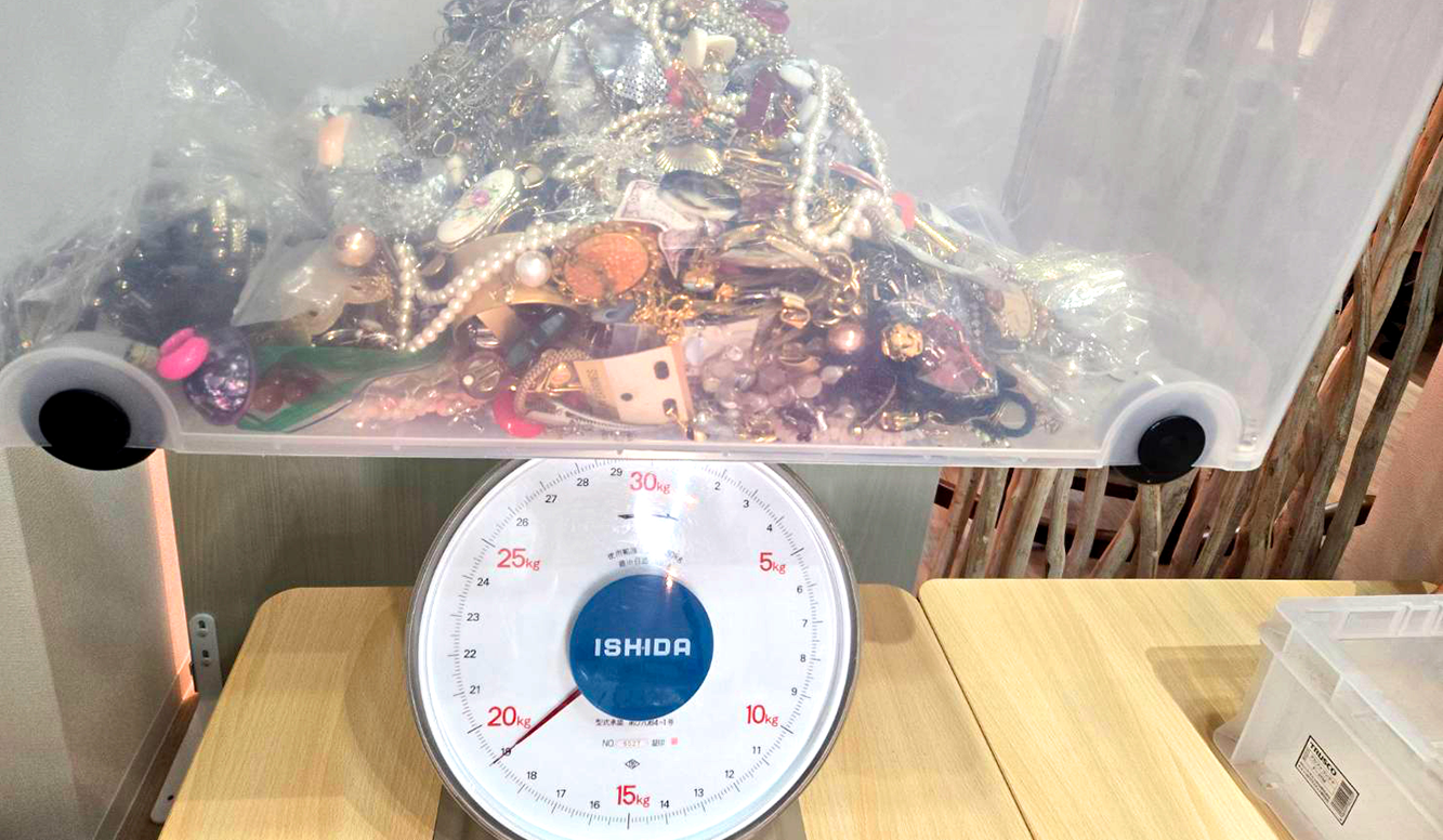 【買取実績】総重量53.8kg！衣装ケースいっぱいのイミテーションアクセサリーを55万円でお買取り